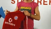 Lothar Matthäus präsentiert im Bravo Fan Club stolz das Trikot des FC Bayern. Schnell drüberziehen!