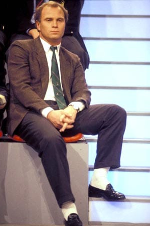 Uli Hoeneß trägt zum Anzug weiße Tennissocken in schwarzen Slippern.