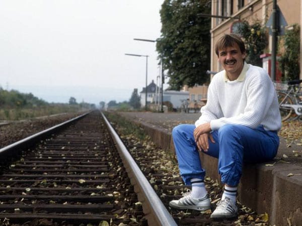 Endstation Sehnsucht: Jürgen Kohler kombiniert Ballonseiden-Hose mit geringelten Tennissocken.