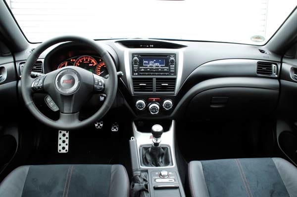 Cockpit im Subaru WRX STI