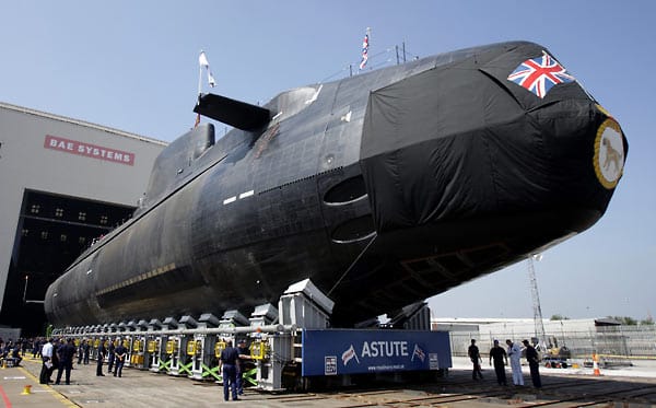 Dabei ist das Kampf-U-Boot der Stolz der britischen Marine: fast 100 Meter lang ist der Koloss und 780 Tonnen schwer. Dabei ist das Kampf-U-Boot der Stolz der britischen Marine: fast 100 Meter lang ist der Koloss und 780 Tonnen schwer.