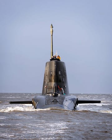 Angetrieben wird das U-Boot von einem internen Atomreaktor - seine Laufzeit beträgt 25 Jahre. Angetrieben wird das U-Boot von einem internen Atomreaktor - seine Laufzeit beträgt 25 Jahre.
