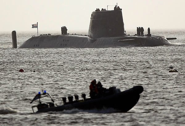 Das angeblich teuerste und größte Kampf-U-Boot Großbritanniens hat Raketen vom Typ Spearfish und Tomahawk an Bord - sie können auf bis zu 2000 Kilometer entfernte Ziele abgeschossen werden. Das angeblich teuerste und größte Kampf-U-Boot Großbritanniens hat Raketen vom Typ Spearfish und Tomahawk an Bord - sie können auf bis zu 2000 Kilometer entfernte Ziele abgeschossen werden.