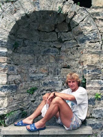 Jürgen Klinsmann und seine Interpretation von Freizeitkleidung: Badelatschen, knappe Hosen und Schlabber-Shirt.