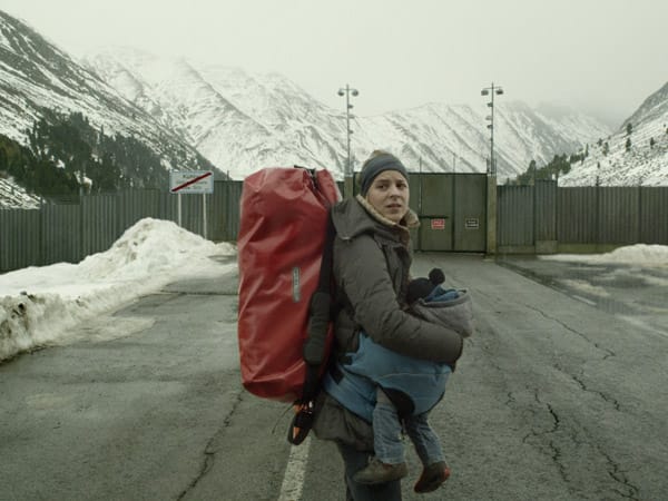 Es ist der 14. November 2020. Zusammen mit ihrem Kind wagt Laura Kuper (Bernadette Heerwagen) es, die gesicherte Grenze in den Alpen und das eingezäunte Zentraleuropa zu verlassen. Sie will zu ihrem Ex-Freund Hans, der in einem abgelegenen Dorf lebt. Es ist der 14. November 2020. Zusammen mit ihrem Kind wagt Laura Kuper (Bernadette Heerwagen) es, die gesicherte Grenze in den Alpen und das eingezäunte Zentraleuropa zu verlassen. Sie will zu ihrem Ex-Freund Hans, der in einem abgelegenen Dorf lebt.