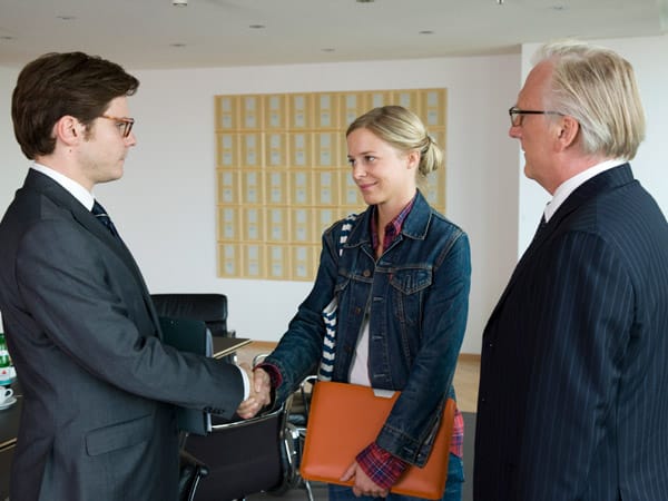 ... lernt Laura im Büro ihres Vaters den zurückhaltenden jungen Anwalt Hans Krämer (Daniel Brühl) kennen. Beide spüren sofort ihre große Seelenverwandtschaft. ... lernt Laura im Büro ihres Vaters den zurückhaltenden jungen Anwalt Hans Krämer (Daniel Brühl) kennen. Beide spüren sofort ihre große Seelenverwandtschaft.