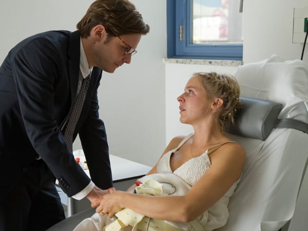 Laura kann Hans vom Gegenteil überzeugen, beide kehren nach Berlin zurück. Kurz vor der Hochzeit erleidet Laura, aufgrund einer Unverträglichkeit der Gene, eine Fehlgeburt. Für beide gibt es keine gemeinsame Zukunft mehr. Laura kann Hans vom Gegenteil überzeugen, beide kehren nach Berlin zurück. Kurz vor der Hochzeit erleidet Laura, aufgrund einer Unverträglichkeit der Gene, eine Fehlgeburt. Für beide gibt es keine gemeinsame Zukunft mehr.