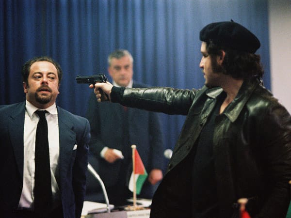 Bei dem Überfall bedroht Carlos den saudischen Ölminister Ahmed Zaki Yamani (Badih Abou Chakra) und nimmt ihn als Geisel.