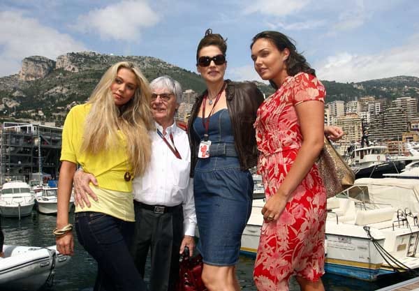 Ecclestone 2007 in Monaco im Kreise seiner Töchter Petra (li.) und Tamara (re.). Von Ehefrau Slavica hat sich der Brite mittlerweile getrennt - die Scheidung kostete ihn 670 Millionen Euro.