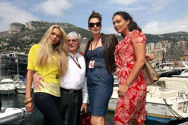 Ecclestone 2007 in Monaco im Kreise seiner Töchter Petra (li.) und Tamara (re.). Von Ehefrau Slavica hat sich der Brite mittlerweile getrennt - die Scheidung kostete ihn 670 Millionen Euro.