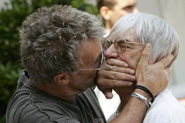 "Liebeserklärung" von Eddie Jordan, der Bernie Ecclestone symbolisch auf den Mund küsst. Die Teams wissen natürlich, dass sie von Ecclestones umtriebigen Geschäftssinn am meisten profitieren.