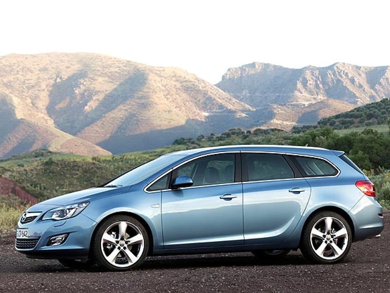 Auto-Neuheiten 2011: Opel will in der hart umkämpften Kompaktklasse mit der Kombiversion Astra Sports Tourer durchstarten.