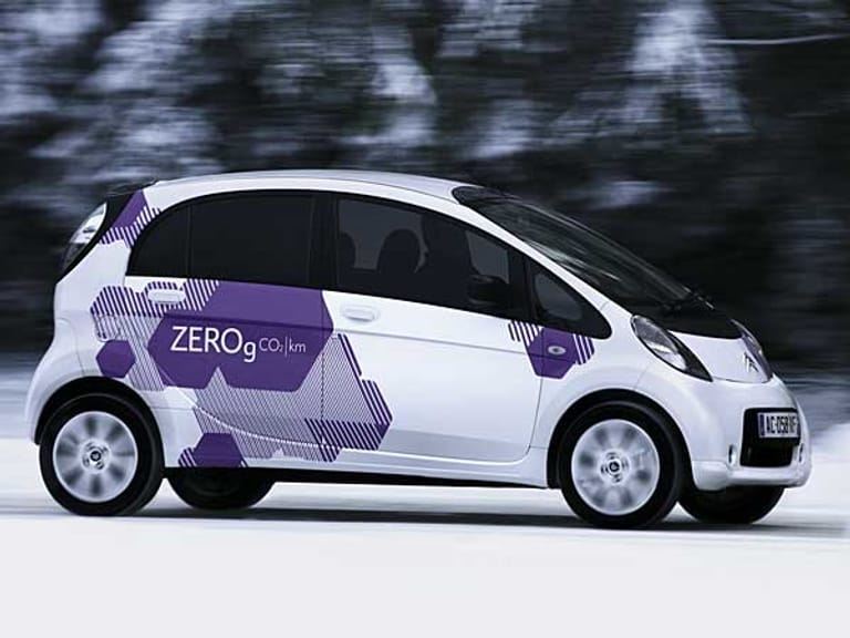 Auto-Neuheiten 2011: Nur an der Beschriftung lässt sich ablesen, dass es sich hier nicht um den Mitsubishi i-MiEV handelt - es ist das Schwestermodell C-Zero von Citroën.