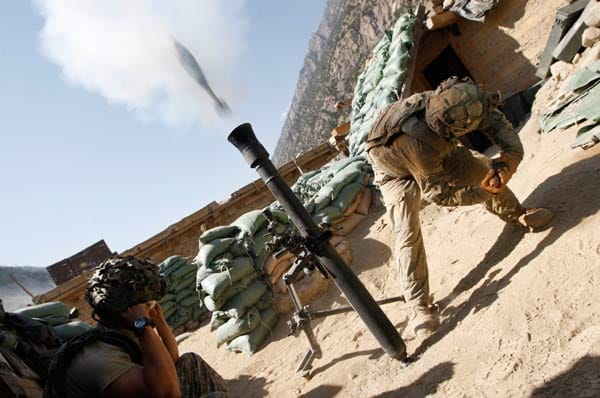 Amerikanische Soldaten feuern eine Mörsergranate auf radikalislamische Rebellen ab. Doch Militärs beklagen, dass auch massive Offensiven die Taliban nicht vertreiben können.