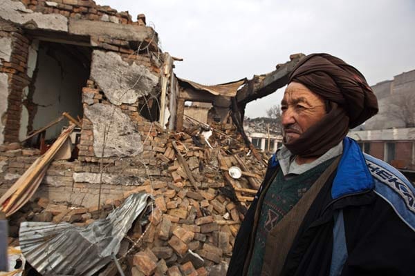 Ein älterer Afghane steht vor den Trümmern seines Hauses in Kabul. Tod und Zerstörung sind allgegenwärtig.