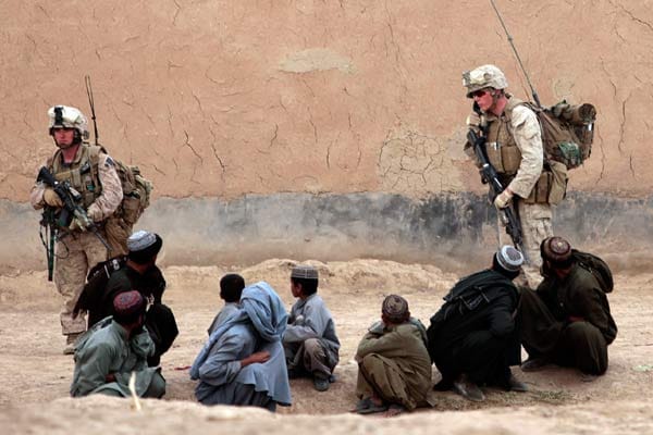 Während eines Einsatzes halten US-Marines eine Gruppe von Afghanen in Schach.