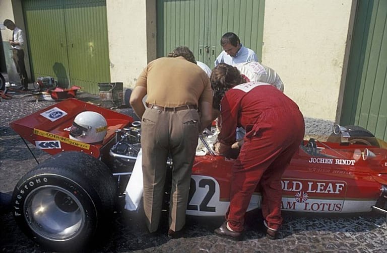 Gespräch mit seinem Manager-Schützling und Freund Jochen Rindt in Monza 1970. Ein paar Stunden später war der Österreicher tot. Einige Wochen zuvor hatte Ecclestone Rindt nach dem tödlichen Unfall von Piers Courage noch gesagt: "Wenn du aufhören willst, musst du es jetzt gleich tun!" Heute ist er überzeugt: "Ich glaube, er hat nie wirklich vorgehabt aufzuhören..."