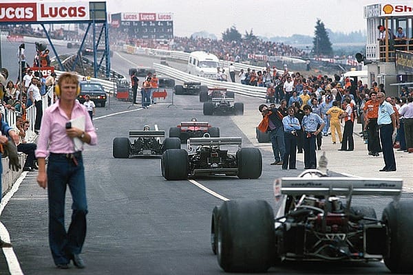 Brands Hatch 1976: Ecclestone beginnt zu realisieren, wie viel Potenzial in der Formel 1 steckt, und wächst im Fahrerlager langsam zu einer der einflussreichsten Figuren heran. Er kapiert als Erster, wie man die Königsklasse des Motorsports internationalisieren und zu Geld machen kann.
