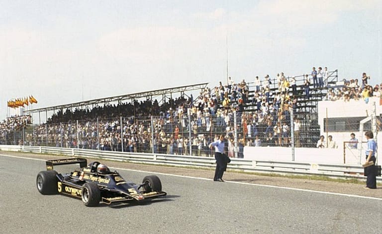 Jarama 1978: Mario Andretti gewinnt den Grand Prix von Spanien, während sich Ecclestone gerade daran macht, die Strecke zu verlassen. Der Formel-1-Boss läuft während des Rennens über die Strecke - heute völlig undenkbar...