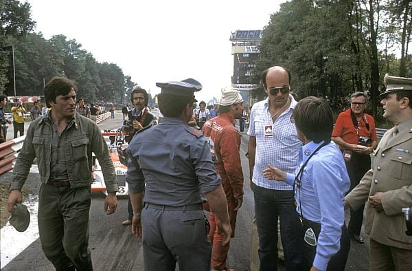 Monza 1978: Ronnie Peterson stirbt bei einem tragischen Startunfall, woraufhin Ecclestone den Streckenverantwortlichen die Meinung geigt. Der damals gerade frisch engagierte Formel-1-Arzt Sid Watkins ist schockiert über die Sicherheitsmängel und leitet eine wahre Revolution ein, die noch vielen Fahrern das Leben retten sollte.