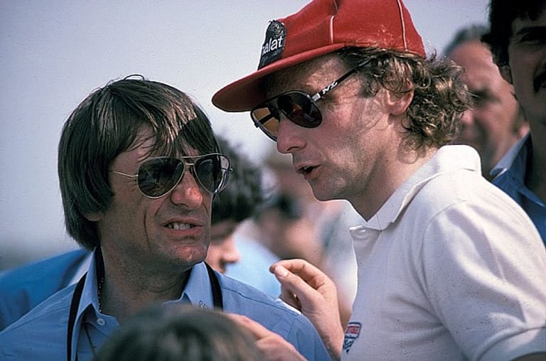 Genau wie Niki Lauda, der nach Jackie Stewart der zweite Formel-1-Pilot war, der sich ernsthaft für die Sicherheit einsetzte. "Damals", erinnerte sich Lauda viele Jahre später, "konntest du dir noch ausrechnen, wann es dich erwischen wird." Er selbst sprang dem Tod 1976 am Nürburgring von der Schaufel.
