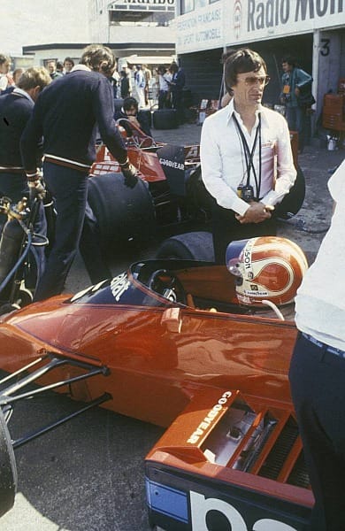 1971 kaufte Ecclestone das Brabham-Team von Ron Tauranac. Kaufpreis: 100.000 Pfund. 1981 und 1983 feiert der Rennstall mit Nelson Piquet am Steuer zwei WM-Titel, den letzten davon mit BMW-Turbomotoren. 1987 verkaufte er Brabham für fünf Millionen Dollar an den Schweizer Joachim Lüthi.