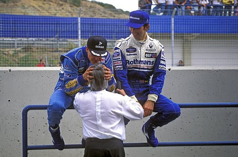 Ecclestones zweite Familie sind seine Fahrer, von denen ihm einige sehr ans Herz gewachsen sind. Im Bild Michael Schumacher und Damon Hill, die sich 1994 einen dramatischen WM-Kampf mit Kollision beim Finale in Adelaide lieferten.