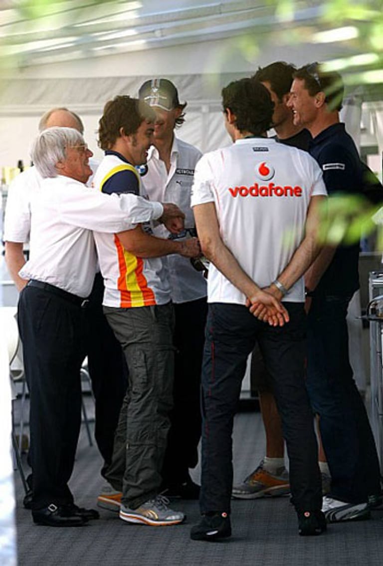 Auch mit Fernando Alonso kam Ecclestone schon immer gut aus. Der Formel-1-Boss verteilt zwar keine Almosen, ist aber immer für seine Fahrer da, wenn sie ihn brauchen.