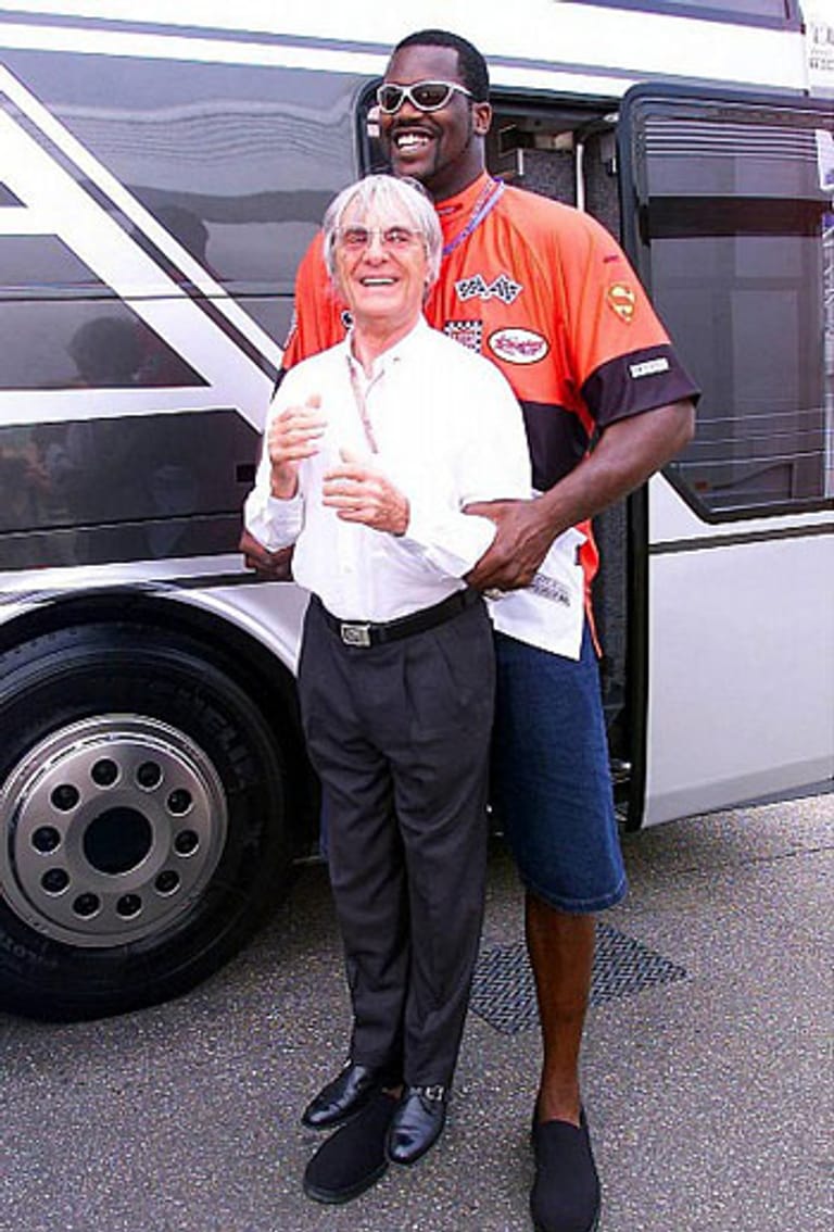 Basketballer Shaquille O'Neil (2,16 Meter) nimmt den Formel-1-Boss (1,59 Meter) im wahren Sinn des Worts auf den Arm. Doch auf niemanden sonst trifft das Sprichwort "Kleiner Mann ganz groß" mehr zu als auf Ecclestone.