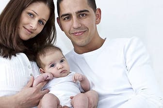 Glückliche Eltern mit ihrem Baby: Der in Großbritannien am häufigste vergebene Name stammt aus dem Arabischen. (Bild: imago)