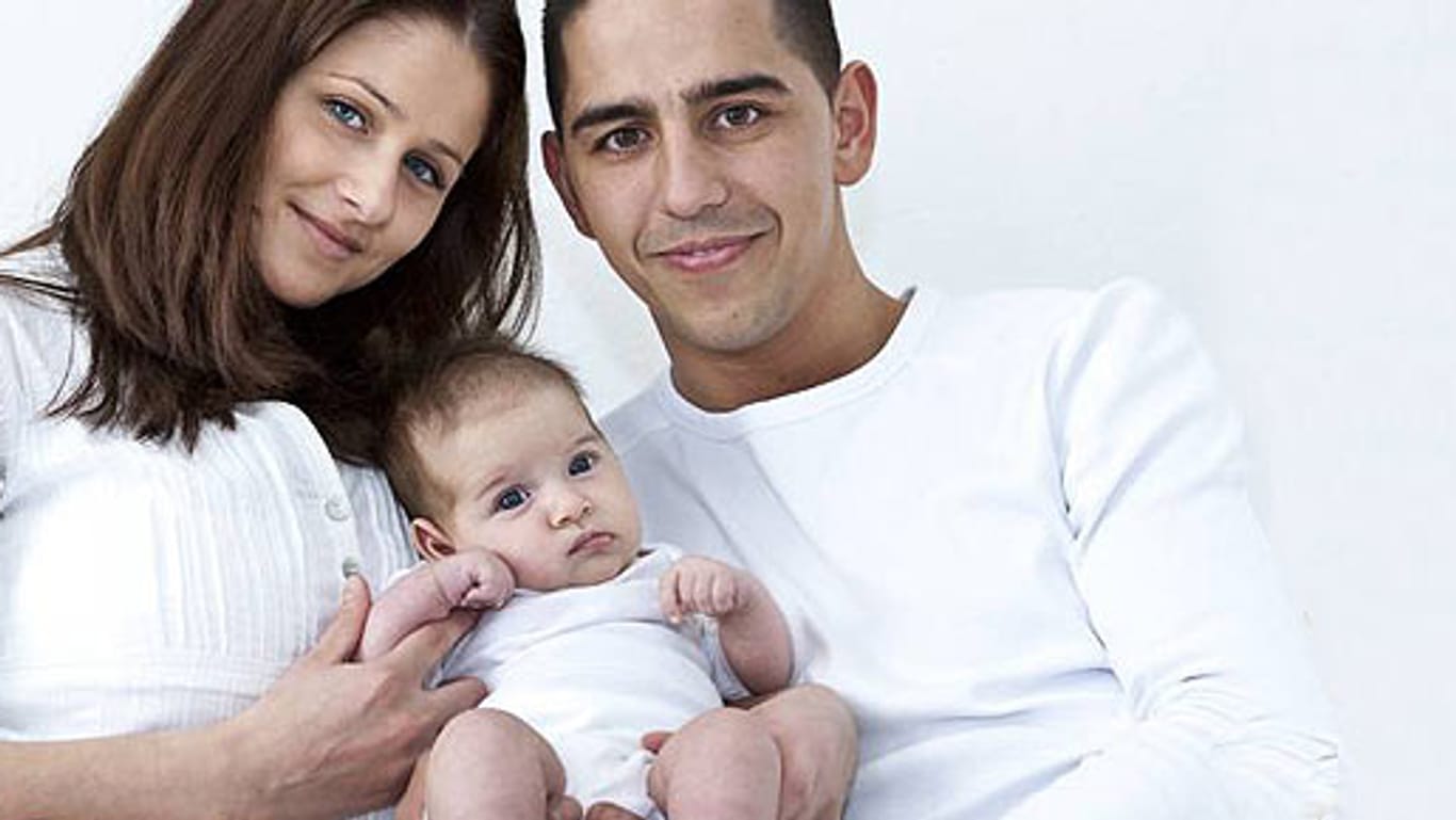 Glückliche Eltern mit ihrem Baby: Der in Großbritannien am häufigste vergebene Name stammt aus dem Arabischen. (Bild: imago)