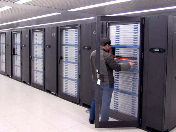 Ein Techniker arbeitet an dem chinesischen Supercomputer "Tianhe-1A".