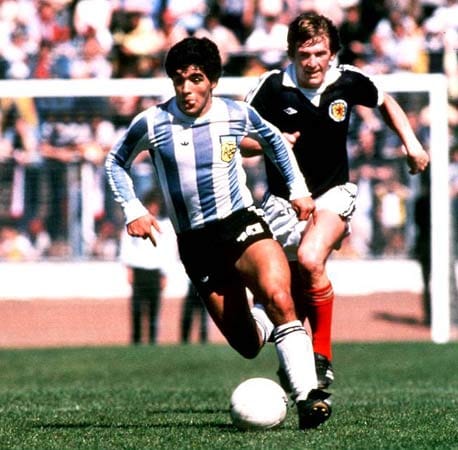 Schon als 16-Jähriger feiert das Wunderkind sein Debüt in der argentinischen Nationalelf. Als Maradona am 2. Juni 1979 beim 3:1-Sieg über Schottland im Glasgower Hampden Park erstmals für die Albiceleste ein Tor erzielt, ist er 18 Jahre alt.