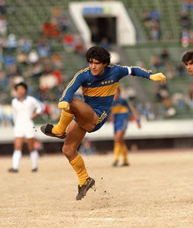 Maradona beginnt seine Profi-Karriere beim Erstligaklub Argentinos Juniors in Buenos Aires, seine Liebe gehört aber den Boca Juniors. 1982 führt Diego den Traditionsklub aus der Hauptstadt zur Meisterschaft.