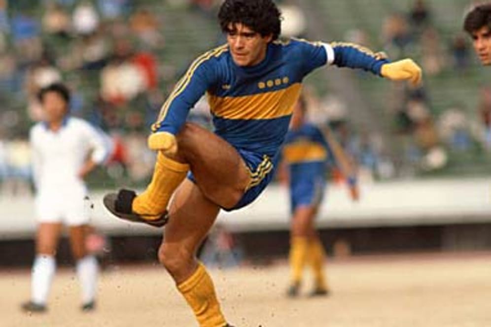Maradona beginnt seine Profi-Karriere beim Erstligaklub Argentinos Juniors in Buenos Aires, seine Liebe gehört aber den Boca Juniors. 1982 führt Diego den Traditionsklub aus der Hauptstadt zur Meisterschaft.