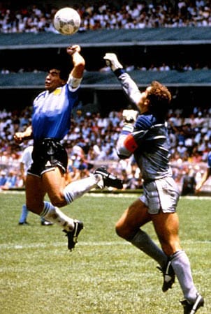 "Die Hand Gottes": Im WM-Viertelfinale 1986 gegen England bringt Maradona sein Team mit einem irregulären Treffer in Führung. Nur drei Minuten später erzielt er mit einem atemberaubenden Dribbling das "WM-Tor des Jahrhunderts".