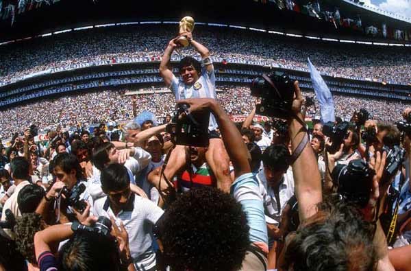 Die Krönung beim WM-Turnier 1986: Maradona präsentiert im Aztekenstadion von Mexico City den WM-Pokal. Im Finale gegen Deutschland führt "El Diez", die Nummer zehn, die Argentinier zum zweiten Titelgewinn nach 1978.