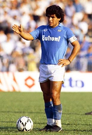Auf dem Höhepunkt seiner Kunst führt Kapitän Maradona seinen Klub SSC Neapel 1987 fast im Alleingang zur italienischen Meisterschaft und zum Pokalsieg.