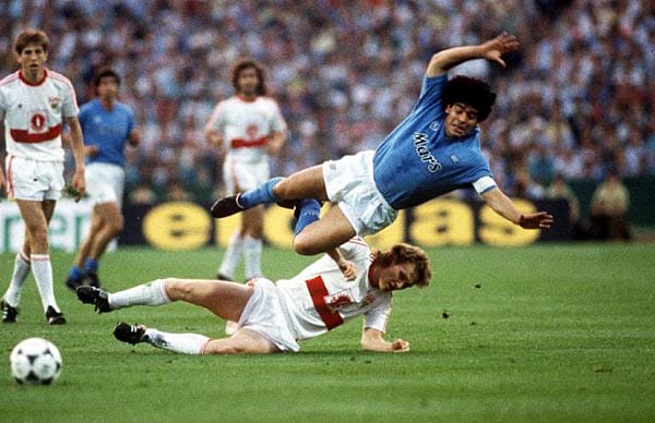 Auch vom VfB Stuttgart nicht zu stoppen. 1989 gewinnt Maradona mit Neapel den UEFA Cup gegen die Schwaben.