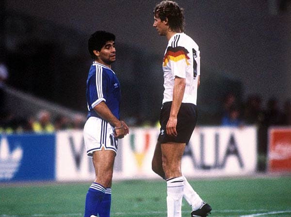 Diego gegen "Diego": Im WM-Finale 1990 in Rom gelingt Deutschland die Revanche gegen Argentinien. DFB-Spieler Guido Buchwald meldet Superstar Maradona im Finale ab.