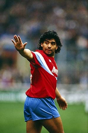1991 muss sich Maradona aus Neapel verabschieden, nachdem ihm Kokainkonsum nachgewiesen wird. Ein Gericht verhängt zudem eine 14-monatige Bewährungsstrafe.