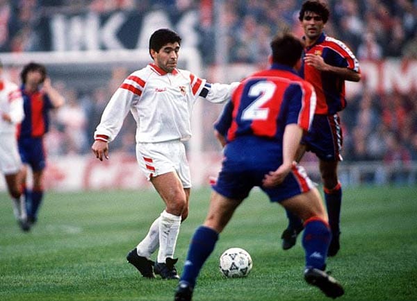 Im Sommer 1992 schafft der alternde Maradona ein ordentliches Comeback in Sevilla. Nachdem er aber im Heimaturlaub mit einem Luftgewehr auf Journalisten schießt, verhängt ein Gericht in Argentinien ein Ausreiseverbot gegen den Mittelfeldspieler. Damit ist seine Europakarriere beendet.