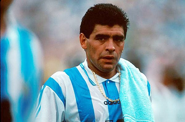 Trotzdem kehrte Diego für die WM 1994 in die Nationalelf zurück. Fit und motiviert wie in besten Zeiten. Doch nach dem zweiten Gruppenspiel gegen Nigeria wird Maradona des Dopings überführt und vom Turnier ausgeschlossen.