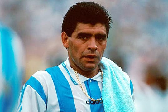 Trotzdem kehrte Diego für die WM 1994 in die Nationalelf zurück. Fit und motiviert wie in besten Zeiten. Doch nach dem zweiten Gruppenspiel gegen Nigeria wird Maradona des Dopings überführt und vom Turnier ausgeschlossen.