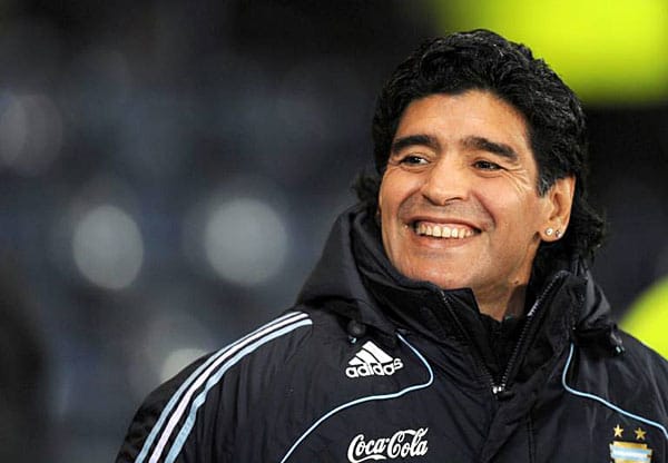 Zurück auf der großen Bühne: Am 28. Oktober 2008 wird Maradona zum Nationalcoach Argentiniens gekürt. Als Trainer der Albiceleste ist er durchaus umstritten, aber mit einem bisschen Dusel schafft der Volksheld die Qualifikation für die WM 2010 in Südafrika.