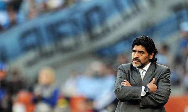 Nach einer starken Vorrunde scheint Maradona mit der Albiceleste schon auf dem Weg zum Titel. Doch das Debakel im Viertelfinale gegen Deutschland lässt den vielleicht besten Fußballer aller Zeiten ratlos zurück.