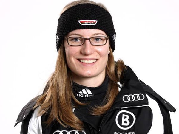Lena Dürr ist die Tochter des ehemaligen Skirennläufers Peter Dürr. 2009 wurde sie Deutsche Meisterin in der Abfahrt und 2010 Vize-Juniorenweltmeisterin im Riesenslalom. Bei der Heim-WM in Garmisch-Partenkirchen 2011 belegte sie Rang 18 im Riesenslalom.