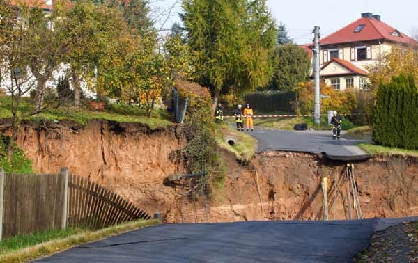 Thüringen: In der Nacht zum 1. November tut sich mitten in einem Wohngebiet der thüringischen Kleinstadt Schmalkalden ein Loch auf. Es ist rund 40 mal 30 Meter breit und bis zu 25 Meter tief. Thüringen: In der Nacht zum 1. November tut sich mitten in einem Wohngebiet der thüringischen Kleinstadt Schmalkalden ein Loch auf. Es ist rund 40 mal 30 Meter breit und bis zu 25 Meter tief.