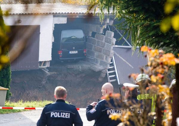 Thüringen: Ein Auto wird von dem Krater verschluckt. An mehreren Häuserfassaden zeigen sich laut Polizei Risse. Verletzte oder Vermisste gibt es nicht.