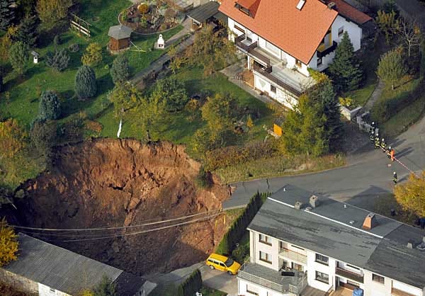 Thüringen: Auch aus der Luft machen sich Experten ein Bild von der Situation. Von oben wird das ganze Ausmaß des Erdlochs sichtbar.